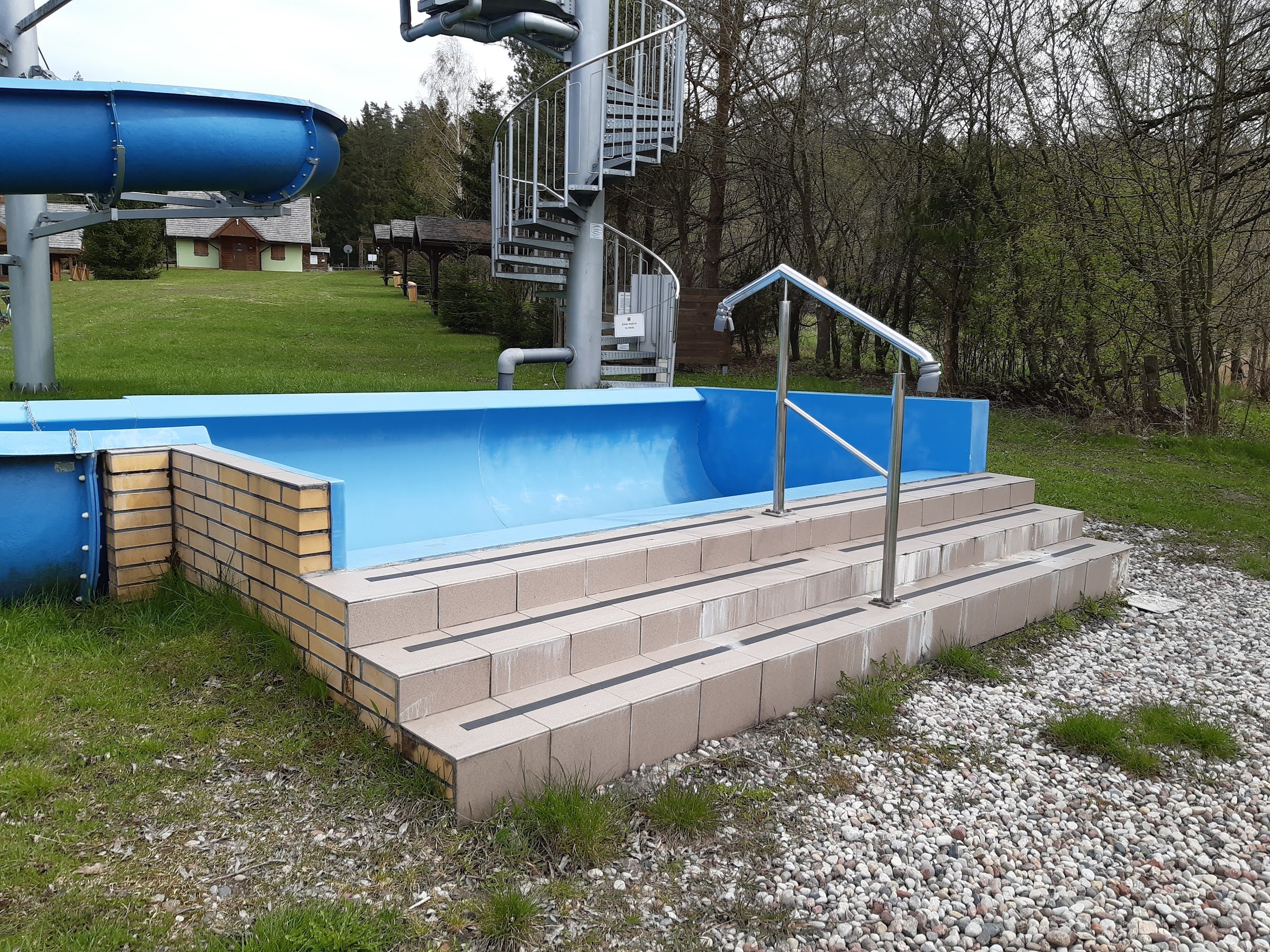 Plac rekreacyjny nad jeziorem Pobondzie